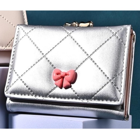 Source Unknown Handbags - 🎀NEW Quilted Silver Bow Detail Heart Kiss Lock Trifold Compact Wallet